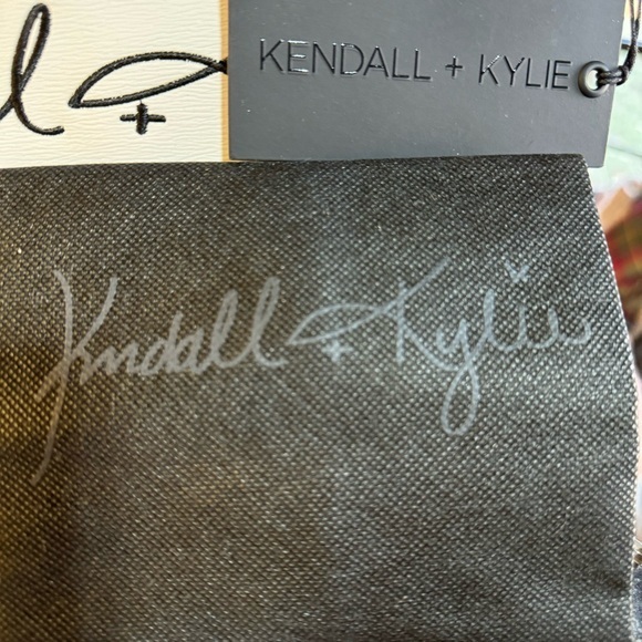 Kendall & Kylie NWT White‎ and Black clutch wristlet with dust bag - Picture 12 of 13